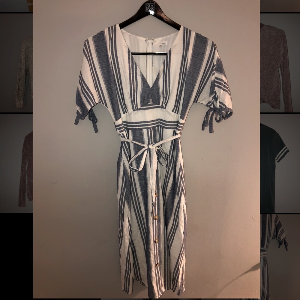 Long dress; short sleeve